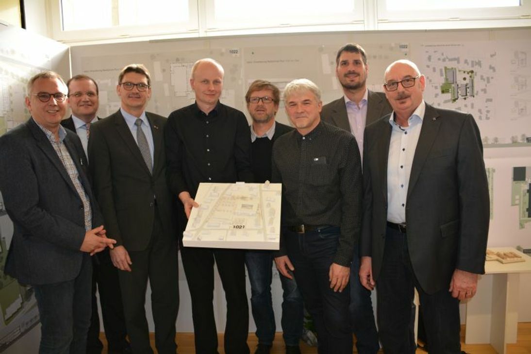 Zwölf Arbeitsgemeinschaften aus Architekten und Landschaftsarchitekten hatten sich an dem Wettbewerb des Kreises beteiligt und ihre Entwürfe eingereicht. Die Auszeichnungen wurden von Landrat Günther Schartz für den Kreis als Träger der Realschule plus überreicht. Foto: Bosch