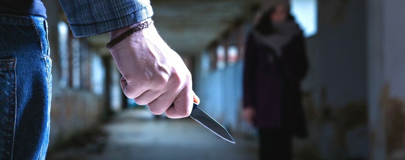 Der Mann der die Tankstelle an der Römerallee überfallen hat, bedrohte die Angestellte mit einem Messer. Symbolfoto: Alessandro de Leo/Fotolia