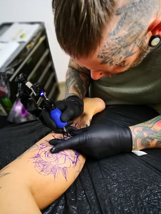 Torsten Zimmer und sein Team tätowieren am 18. Mai für den guten Zweck.              Foto: Freaky Colours