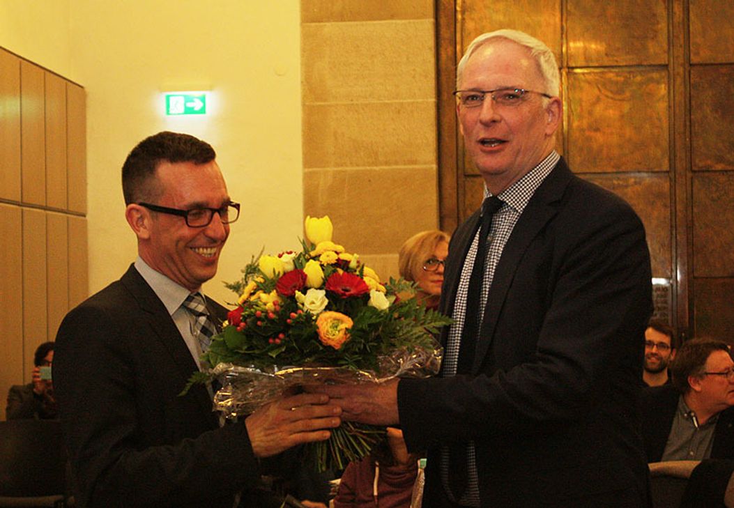 OB Wolfram Leibe gratulierte dem Wahlsieger Thomas Schmitt mit einem Blumenstrauß. Foto: FF