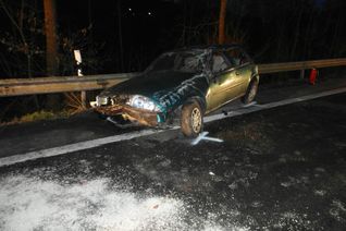 Tödlich verletzt wurde der Fahrer dieses Wagens, als sich das Fahrzeug auf der Landstraße zwischen Mertesdorf und Kasel überschlug.  Foto: Agentur Siko