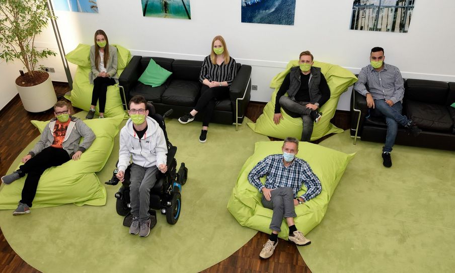 EWV-Ausbilder Ingo Malejka (vo.,r.) und die EWV-Azubis freuen sich auf Zuwachs im Team. Foto: EWV