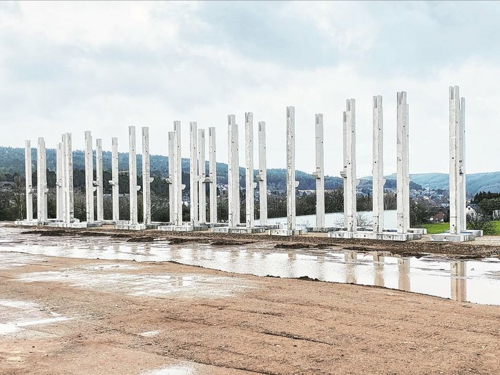 Die ersten Bauteile der neuen Halle stehen.