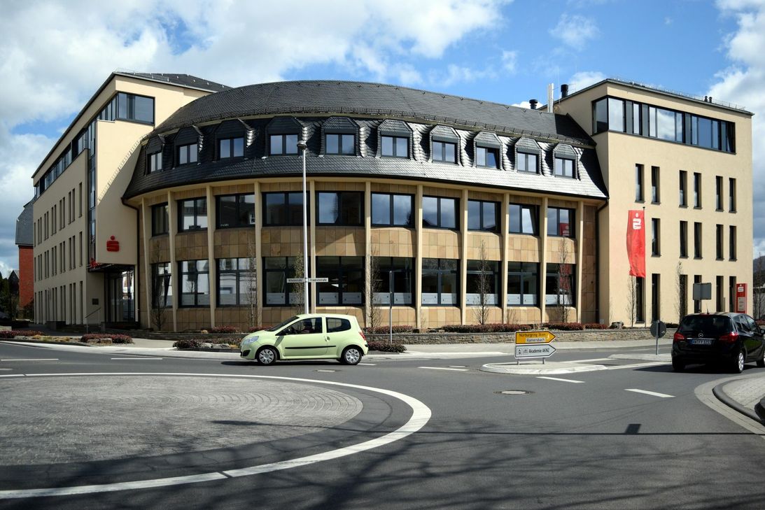 Die KSK Ahrweiler schließt  noch in diesem Jahr sechs Filialen und wandelt sechs weitere Standorte in sogenannte SB-Filialen um. Foto: Th. Wirtz