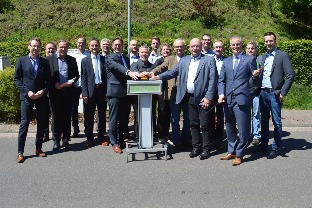 In zahlreichen Orten im Heckenland stehen ab sofort schnelle Internetverbindungen zur Verfügung. Gemeinsam kamen Vertreter des Landkreises, aus den Ortsgemeinden, Beauftragte des Fördermittelgebers und von innogy zur symbolischen Inbetriebnahme des schnellen Netzes zusammen. Foto: David Kryszons/innogy