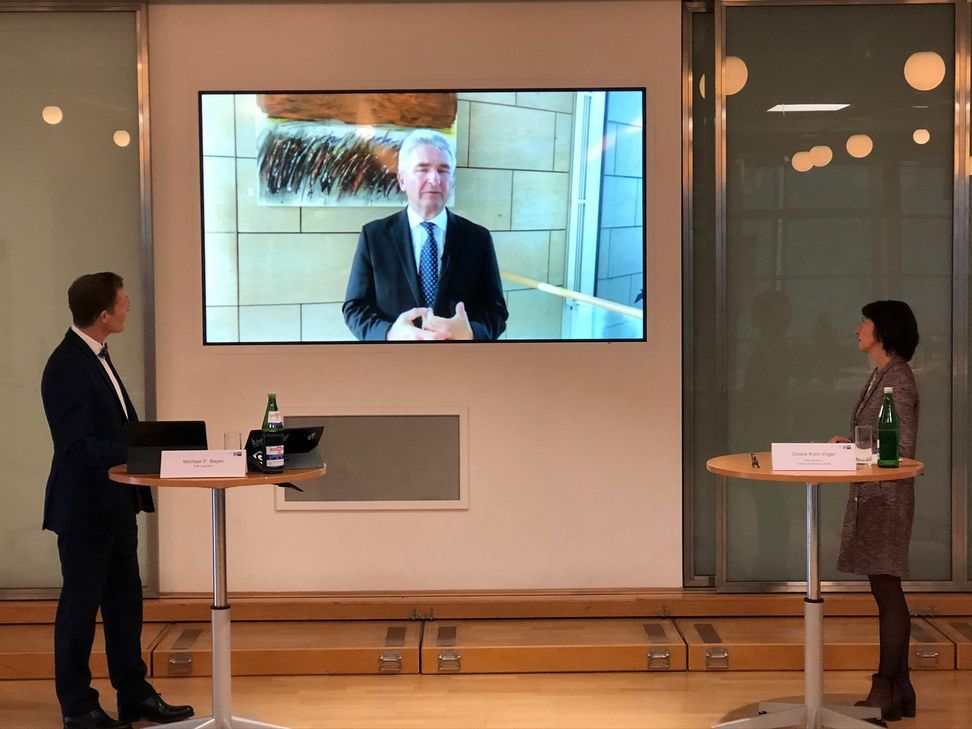 IHK-Präsidentin Gisela Kohl-Vogel und IHK-Hauptgeschäftsführer Michael F. Bayer im Video-Meeting mit NRW-Wirtschaftsminister Andreas Pinkwart über die Dringlichkeit der Energiewende. Foto: T. Förster