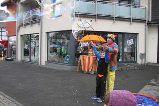 Auch wenn die Geschäfte nicht öffnen durften, erfreuten sich Jung und Alt an den vielfältigen Attraktionen auf dem Kraremanns Tag. Foto: A. Lauscher