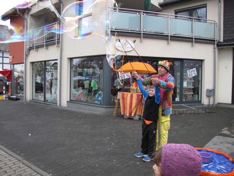 Auch wenn die Geschäfte nicht öffnen durften, erfreuten sich Jung und Alt an den vielfältigen Attraktionen auf dem Kraremanns Tag. Foto: A. Lauscher