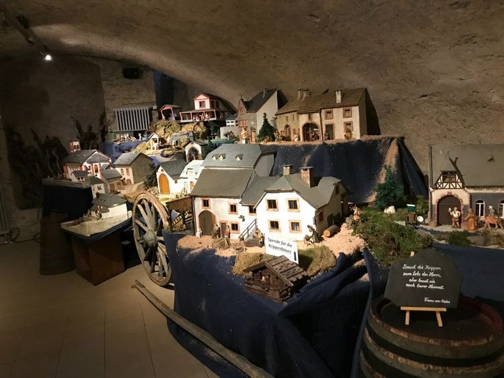 Ein Nachbau des Feller Burgtors aus der Zeit der Maximiner Burgherren heißt die Gäste auf dem Festplatz im Ortskern willkommen.Foto:   privat