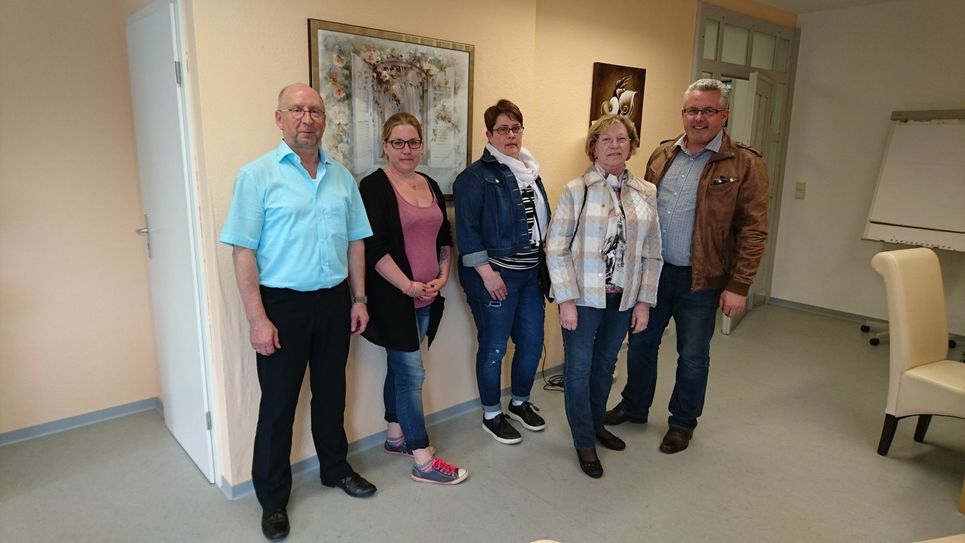 Ortsbürgermeister Leo Kaiser (links) und VG-Bürgermeister Albert Jung freuen sich über das Engagement der neuen Kümmerinnen Anke Seelig (von links), Annika Gepperth und Rosemarie Knieper.