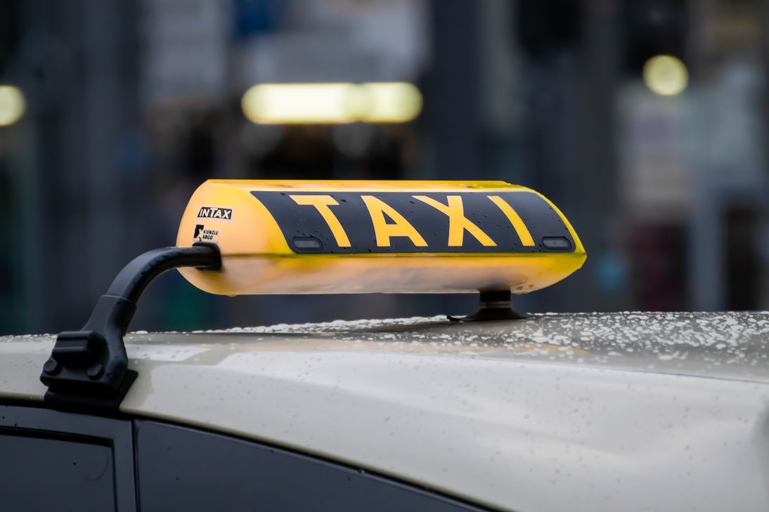 Viele alte und gebrechliche Menschen sind für den Weg zum Impfzentrum aufs Taxi angewiesen. Die Kosten müssen sie selber tragen. Foto: Pixabay