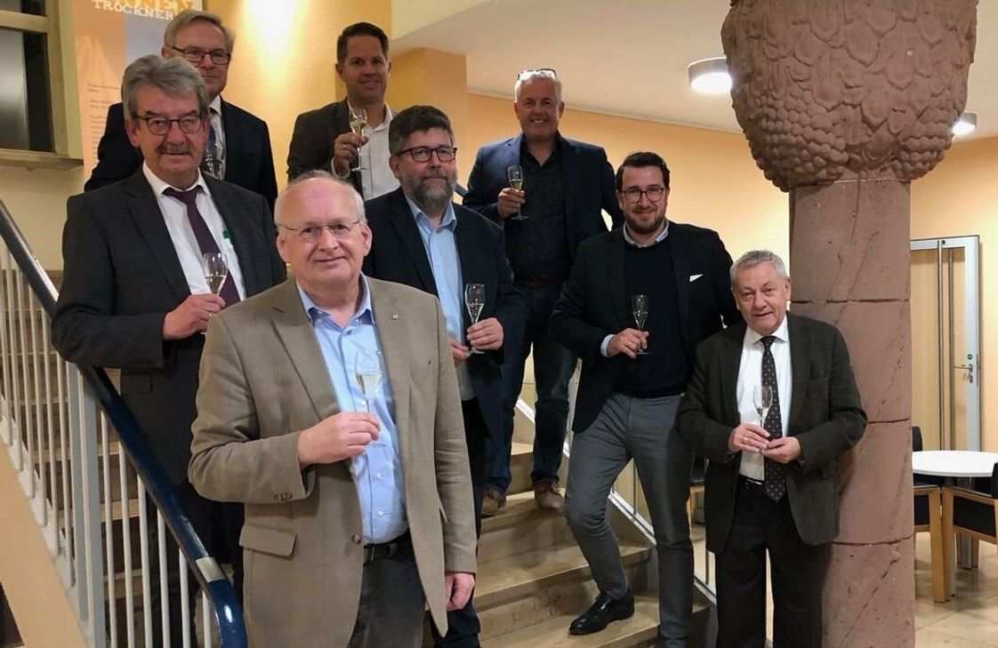 Die Verträge sind gemacht (von links):  Karl Heinz Simon, VG-Bürgermeister Zell, Alfred Steimers, VG-Bürgermeister Ulmen, Gerd Schäfer, Notar, Dirk Barbye, Werkleiter, Kreiswerke Cochem-Zell, Wolfgang Lambertz, VG-Bürgermeister Cochem, Albert Jung, VG-Bürgermeister Kaisersesch, Falko Fischer, Geschäftsführer Kreisenergiegesellschaft, und Landrat Manfred Schnur.