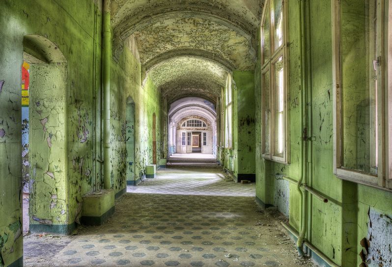 Dieses Bild des Sinziger Künstlerehepaars Anna und Roman Küffner zeigt ein verlassenes Krankenhaus.