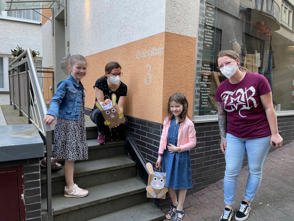 Freude bei Emma (9) und Mathilda (6) aus Cochem als sie von den Mitarbeiterinnen der Verbandsgemeinde ihre Ferientüten erhielten. Foto: Zender