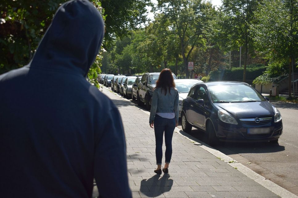 Studien besagen, dass statistisch gesehen, jeder achte Bürger in Deutschland einmal in seinem Leben von Stalking betroffen ist. Foto: Symbolbild/LKA