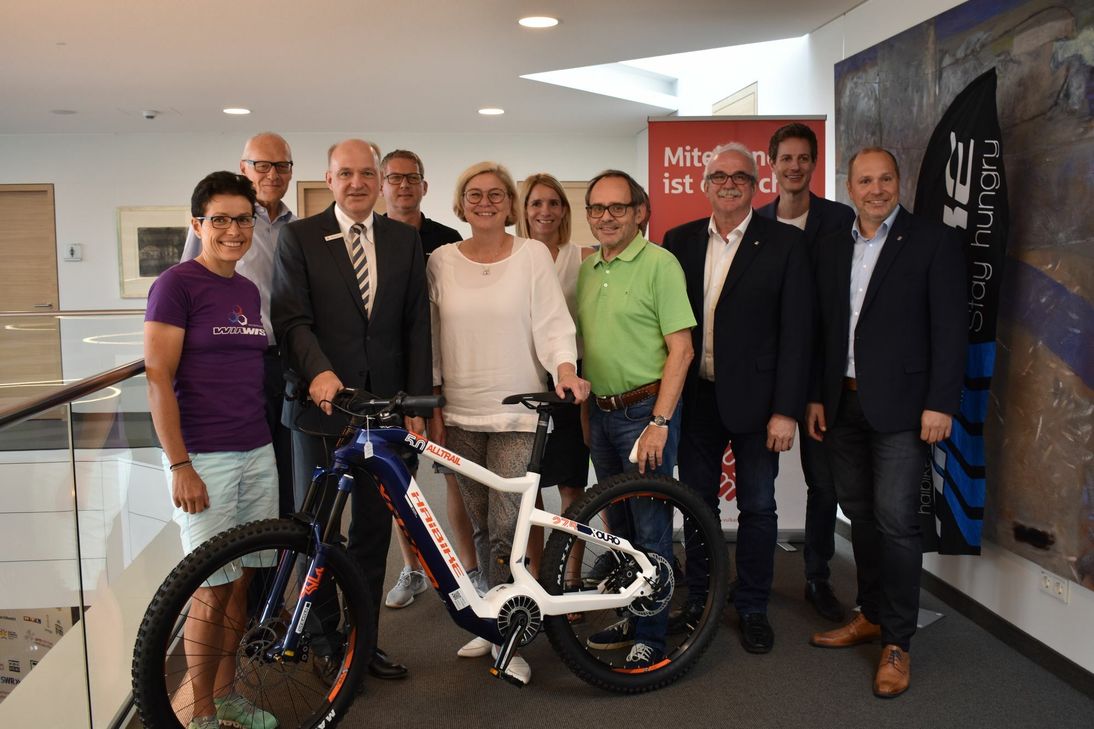 Die Veranstalter und Sponsoren freuen sich auf die nationalen und internationalen Gäste des VulkanBike Eifel-Marathons. Foto: Woltmann