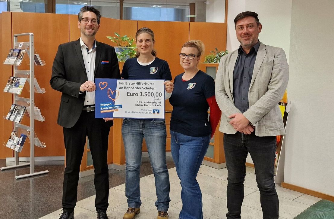 Benedikt Stüber (l.), Leiter der Filiale Boppard, überreicht den Spendenscheck an DRK-Kreisgeschäftsführer Thomas Bollig (r.), Tatjana Jenke (2.v.l.) und Manuela Föhr (2.v.r.).