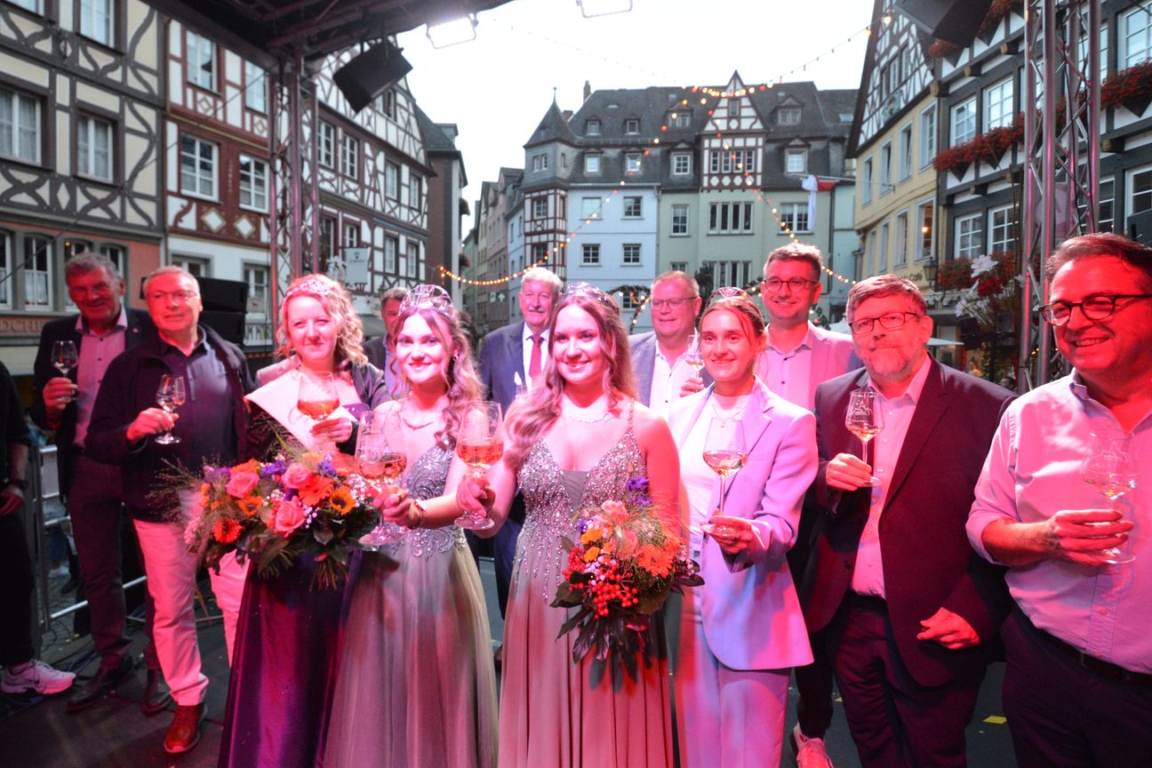 Weinkönigin Alicia, ihre Prinzessin Lea und Stadtbürgermeister Walter Schmitz gaben soeben den Startschuss für das Cochemer Heimat- und Weinfest.