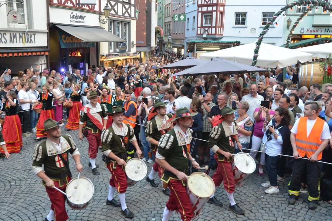 Weinkönigin Alicia, ihre Prinzessin Lea und Stadtbürgermeister Walter Schmitz gaben soeben den Startschuss für das Cochemer Heimat- und Weinfest.