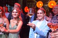 Weinkönigin Alicia, ihre Prinzessin Lea und Stadtbürgermeister Walter Schmitz gaben soeben den Startschuss für das Cochemer Heimat- und Weinfest.