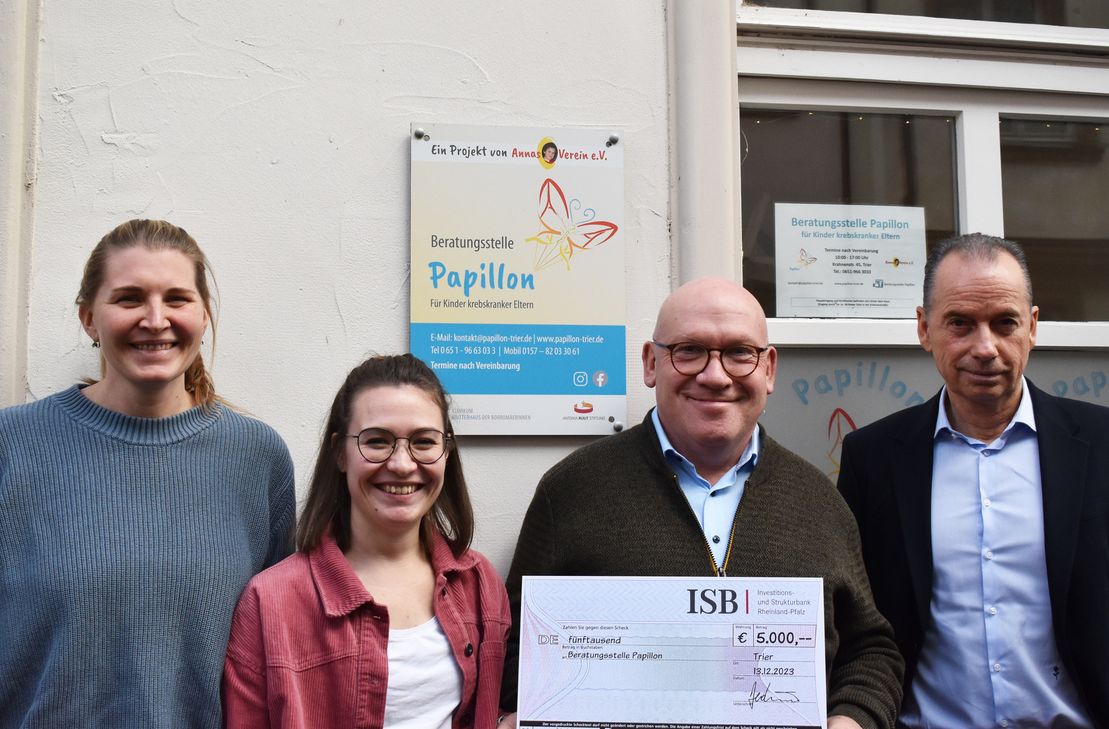 V.l.n.r.: Petra Dewald, Calita Mona, Hermann Becker (1. Vorsitzender Annas Verein e.V.), Dr. Ulrich Link (Vorstand ISB).