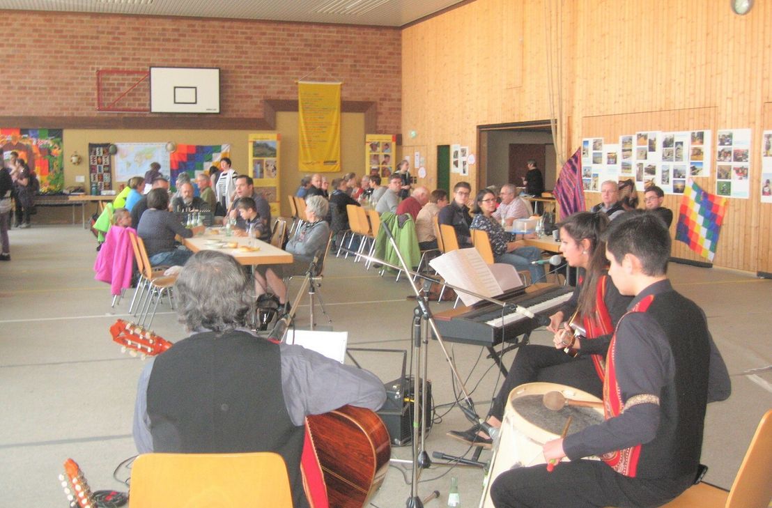 Gäste aus Bolivien spielten mit heimischen Klängen nach Abschluss bei original Eifeler Kartoffelsuppe auf.