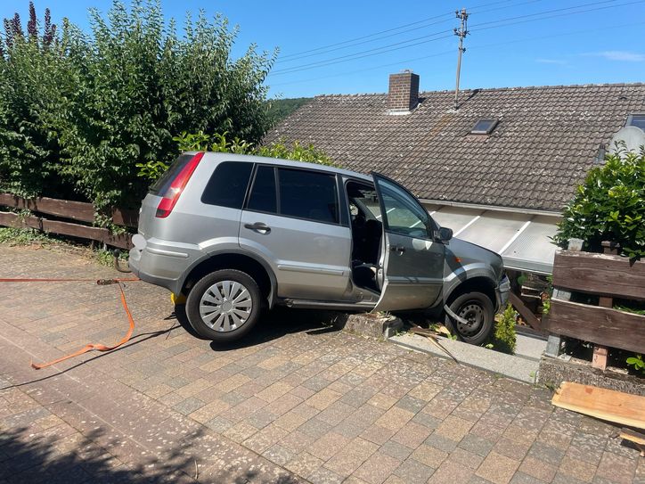 Eine Mauer verhinderte, dass der Unfallwagen weiter abstürzte.