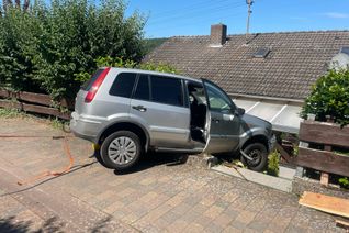 Eine Mauer verhinderte, dass der Unfallwagen weiter abstürzte.