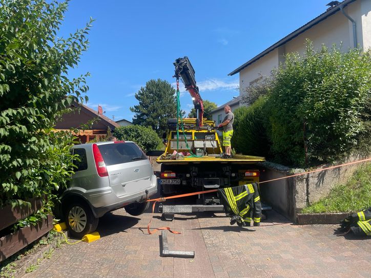 Der Kleinwagen musste mit Hilfe eines Krans geborgen werden.