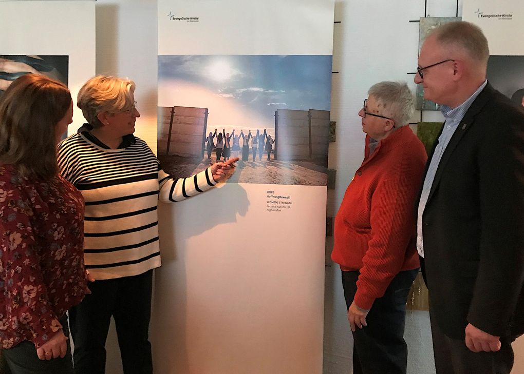 Gleichstellungsbeauftragte Katja Vernazobres, Pfarrerin Vanessa Kluge, Gemeindereferentin Sylvia Horsch und Bürgermeister Michael Holstein zeigen sich von den Fotografien beeindruckt.