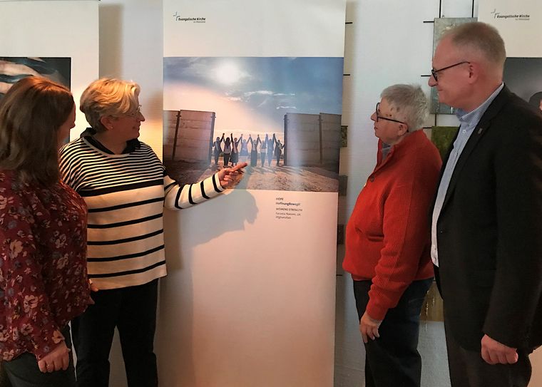 Gleichstellungsbeauftragte Katja Vernazobres, Pfarrerin Vanessa Kluge, Gemeindereferentin Sylvia Horsch und Bürgermeister Michael Holstein zeigen sich von den Fotografien beeindruckt.
