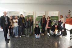 Eröffnung der BUND-Wanderausstellung "Spurensuche Gartenschläfer" in der Naturpark-Geschäftsstelle Simmern gemeinsam mit Schülerinnen und Schülern der AG Simmerbach.