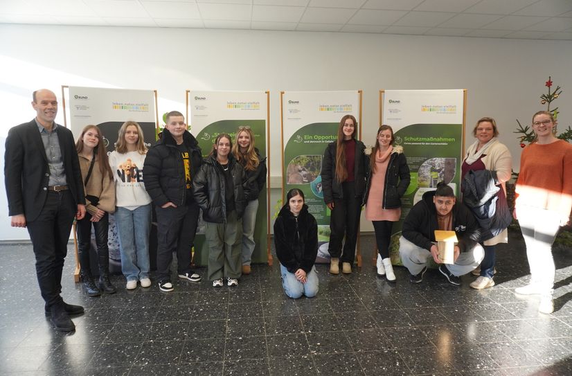Eröffnung der BUND-Wanderausstellung "Spurensuche Gartenschläfer" in der Naturpark-Geschäftsstelle Simmern gemeinsam mit Schülerinnen und Schülern der AG Simmerbach.