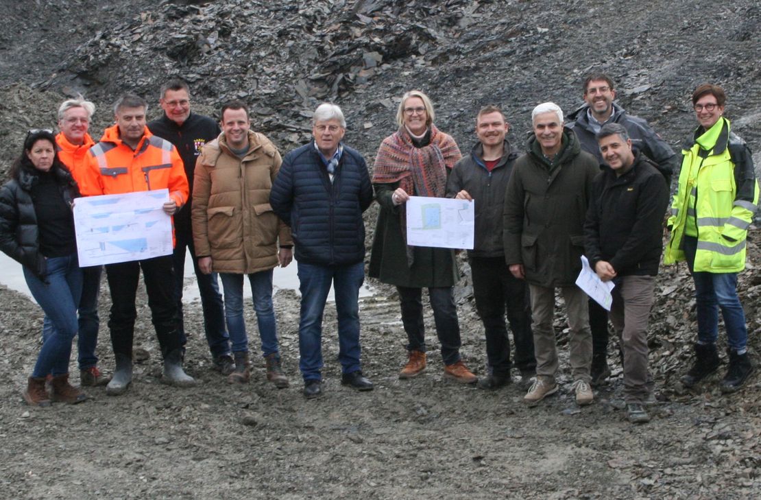 Ester Jansen (Ortsbürgermeisterin Kasel), Michael Krajewski, Guido Hübinger (beide Bauoberleitung VTG), Georg Roth (Sachgebietsleiter Planung u. Vermessung Dienstleistungszentrum Ländlicher Raum DLR Mosel), Stefan Meuren (Weinbau Manager Bischöfliche Weingüter Trier (Mitglied Wasser- u. Bodenverband Kasel, WaBo), Karl-Heinz Ewald (Vorsitzender der Teilnehmergemeinschaft Flurbereinigung Untere Ruwer), Julia Lübcke (Güterdirektorin Bischöfliche Weingüter Trier und stellvertretende Vorsteherin WaBo), Simon Geiben (Weingut Karlsmühle und Verbandsvorsteher Wabo), Norbert Müller (Dienststellenleiter DLR Mosel), Torben Alles (Abteilungsleiter DLR Mosel), Parssa Razavi (Geschäftsführer Planungsbüro Irriport GmbH), Alexandra Candels (Sachgebietsleiterin Bau DLR Mosel)