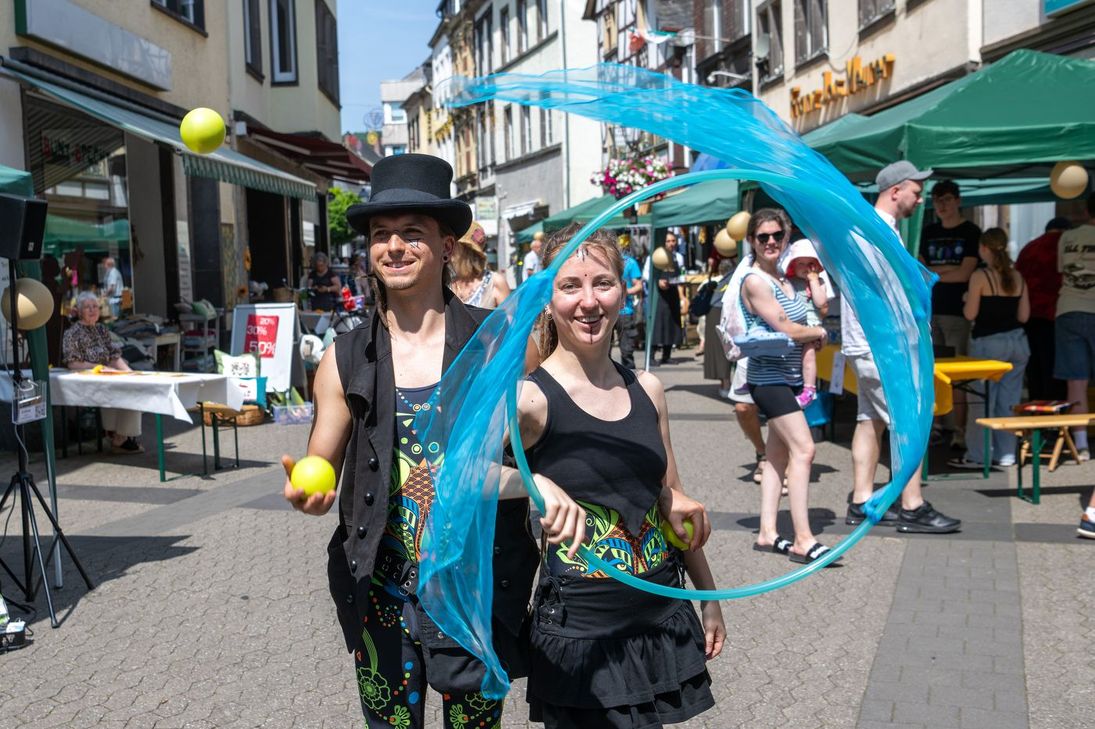 Die Brückenstraße verwandelt sich in eine Festmeile.