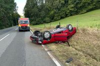 Der Pkw überschlug sich mehrfach und blieb schließlich auf dem Dach liegen.