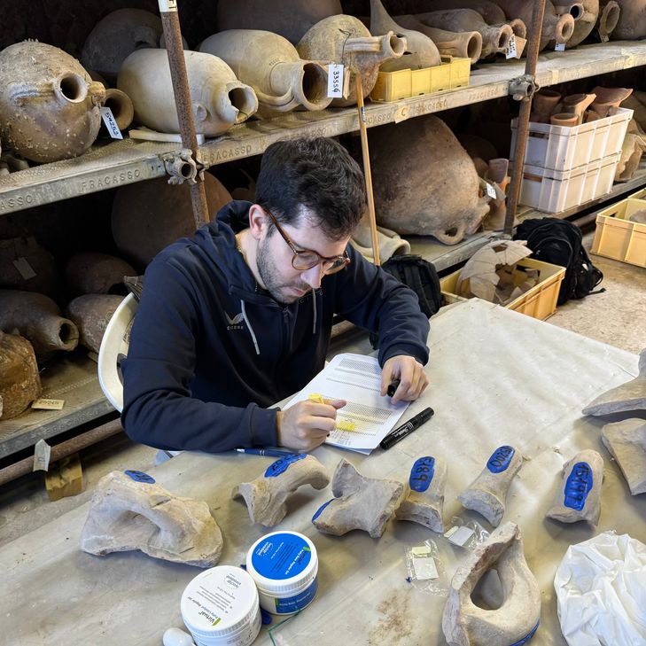 Mateo González Vázquez erforscht antike Wirtschaft anhand von Amphoren.