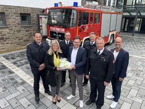 Volker Mies (v.li.) und Jennifer Meuren gaben das geliehene Löschfahrzeug vor dem Kaller Rathaus an Michael Knie, Emmanuel Kunz, Jörg de la Motte, Daniel Rütz und Markus Auel zurück.