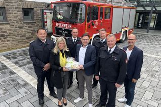 Volker Mies (v.li.) und Jennifer Meuren gaben das geliehene Löschfahrzeug vor dem Kaller Rathaus an Michael Knie, Emmanuel Kunz, Jörg de la Motte, Daniel Rütz und Markus Auel zurück.