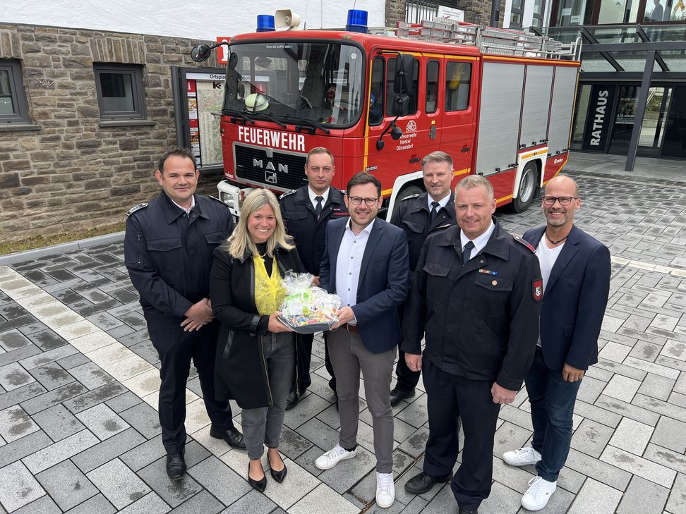 Volker Mies (v.li.) und Jennifer Meuren gaben das geliehene Löschfahrzeug vor dem Kaller Rathaus an Michael Knie, Emmanuel Kunz, Jörg de la Motte, Daniel Rütz und Markus Auel zurück.