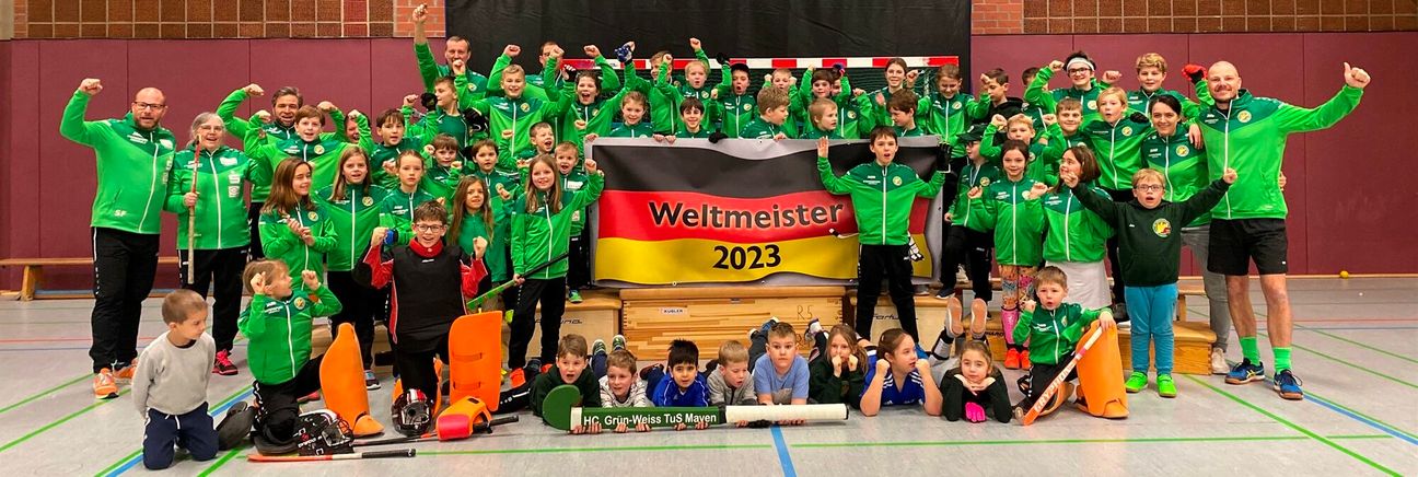Der Hockey-Nachwuchs des HC Grün-Weiss TuS Mayen freute sich mit der Hockey-Nationalmannschaft der Männer, die in Indien Weltmeister wurde.