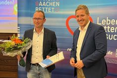 Ausgezeichnet wurde Christian Lethert (li.) aus Bad Münstereifel, (hier mit Landrat Markus Ramers). Lethert war bereits neun Mal mit der Corehelper-App im Einsatz.