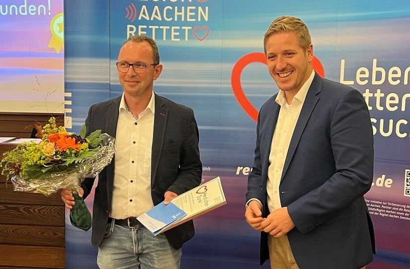 Ausgezeichnet wurde Christian Lethert (li.) aus Bad Münstereifel, (hier mit Landrat Markus Ramers). Lethert war bereits neun Mal mit der Corehelper-App im Einsatz.