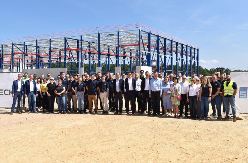 Die Firma Goldbeck feierte das Stützenfest des neu entstehenden Betonfertigteilwerks mit zahlreichen Gästen.