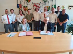 Vertreter von VG Ulmen und DRK-Kreisverband Cochem-Zell unterzeichnen die neue Vereinbarung zum First-Responder-System.