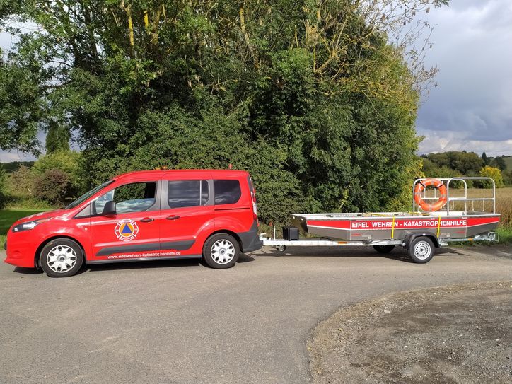 Einsatzfahrzeug mit Hochwasserrettungsboot