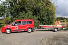 Einsatzfahrzeug mit Hochwasserrettungsboot