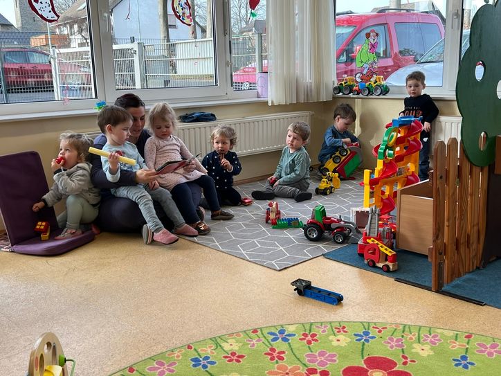 Unter Zeitdruck und mit großem Engagement ist das Team der Kita Höfen unter Leitung von Sabrina Ruf im Imgenbroicher Gebäude angekommen. Engmaschige Abstimmungsgespräche mit den betroffenen Eltern haben Städteregion Aachen und Stadt Monschau zugesagt - eine erste Versammlung steht am Montag an. Foto: T. Förster