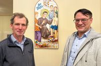 Der Rotary Club Trier-Porta, hier Präsident Mike Otto (rechts) im Gespräch mit Pater Reinhard Büker, unterstützt auch in diesem Jahr den Trierer Don Bosco-Jugendtreff.