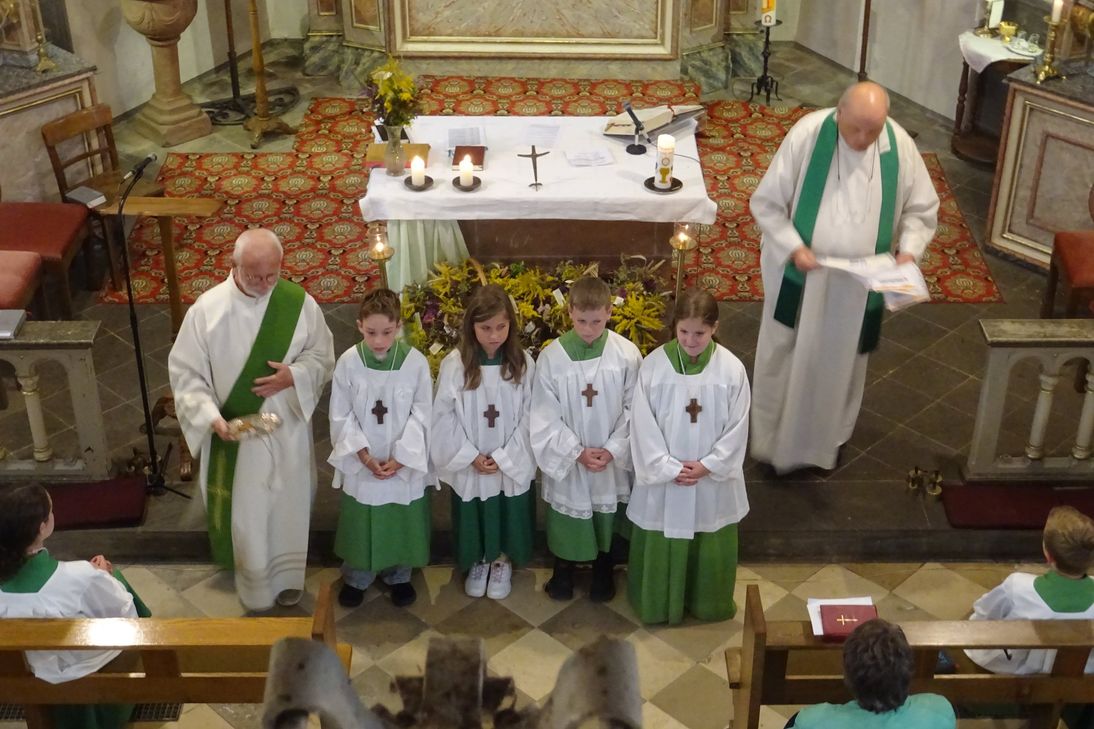 Vier neue Messdiener/innen wurden in Wollmerath in einem Gottesdienst in ihr Amt eingeführt.